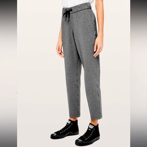 Women's Lululemon Size 6 On The Fly Pant 28” Heathered Black